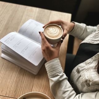 😌 Psaní do diáře není jen plánování – je to malý rituál klidu. Objednat si kávu, otevřít stránky a na chvíli zpomalit....