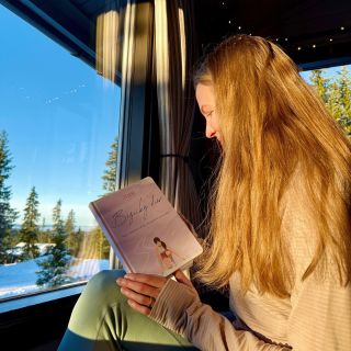 Chvíle u okna, hlava v oblacích a nový diář plný možností. 🍃📖 Plánuju. Sním. Těším se. 😌 #novýrok #novézačátky #plánování...